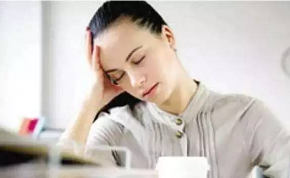 what！？“香”艷的美女成了辦公室污染源，甲醛治理非常必要！