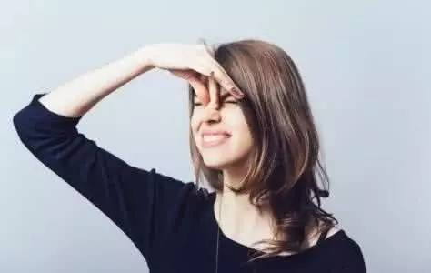 what??？“香”艷的美女成了辦公室污染源，甲醛治理非常必要！