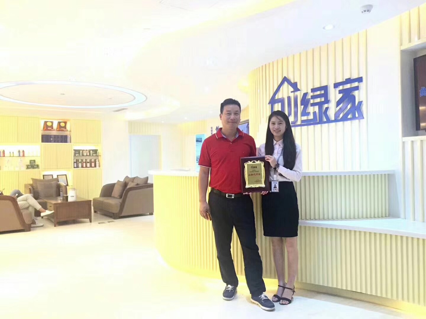 熱烈祝賀余總簽約創(chuàng)綠家海南省市級(jí)代理！