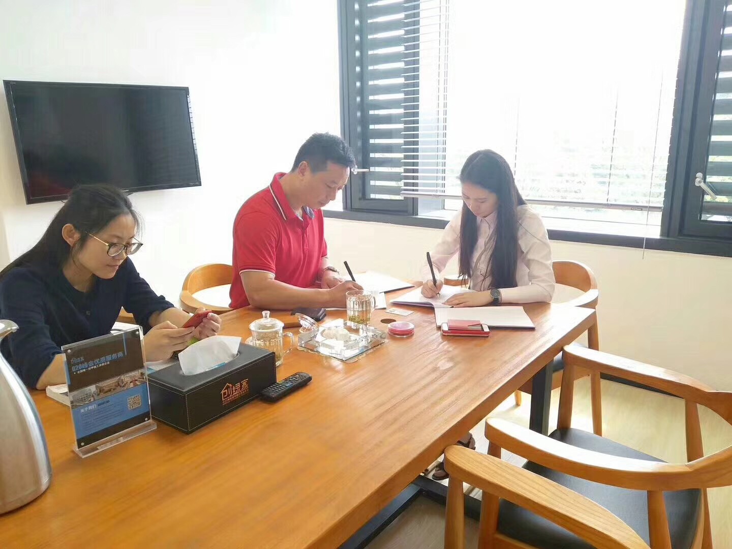 熱烈祝賀余總簽約創(chuàng)綠家海南省市級(jí)代理！