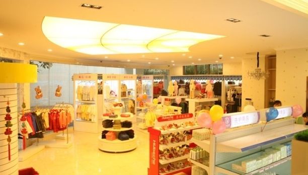 剛開業(yè)四個(gè)月的小店關(guān)門歇業(yè)，原因有兩點(diǎn)：一是甲醛超標(biāo)了5倍多，二是老板娘因此流產(chǎn)了……