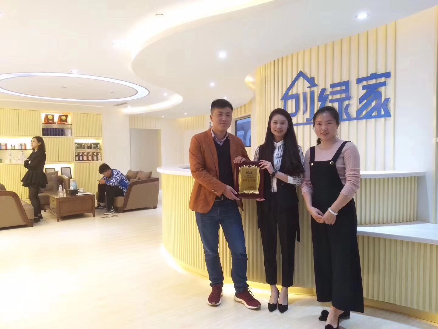 熱烈祝賀蔣總簽約創(chuàng)綠家江蘇省市級代理！