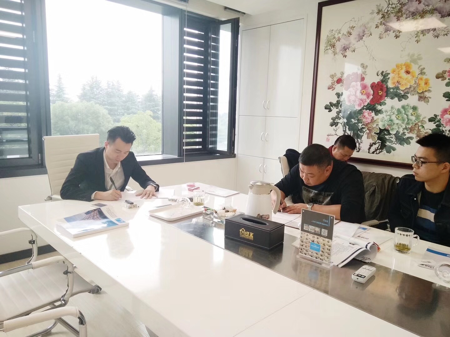 熱烈祝賀何總父子簽約創(chuàng)綠家江西省市級(jí)代理！