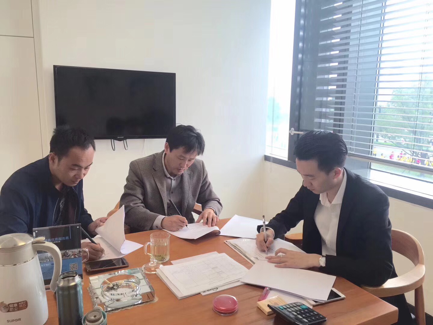 熱烈祝賀王總、葛總簽約創(chuàng)綠家蘇州市區(qū)級代理！