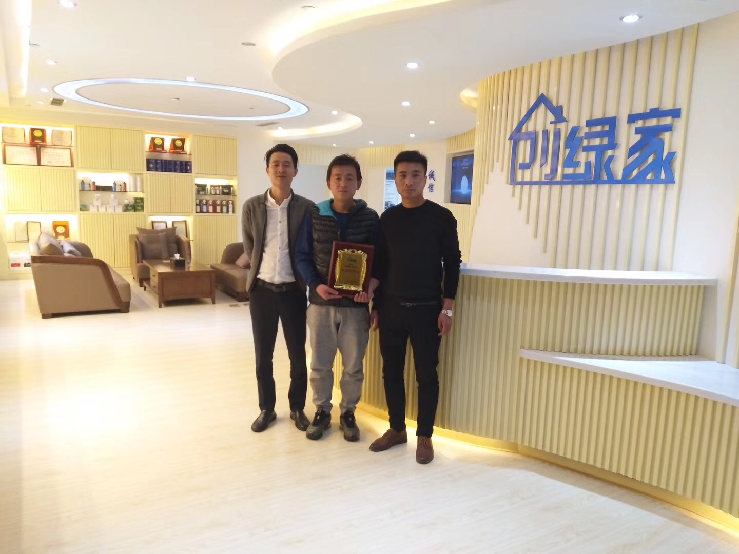 李總、逯總原來從事穩(wěn)定的事業(yè)，也是我們原代理商的合作伙伴，自己也曾經(jīng)參與過治理項目。從中發(fā)現(xiàn)利潤、業(yè)務(wù)量都很可觀，于是單飛接自己當?shù)氐臉I(yè)務(wù)。兩位非常相信創(chuàng)綠家，早在考察之前就已經(jīng)把店面安排好了，順利牽手創(chuàng)綠家！  李總、逯總與公司合影 感謝李總、逯總對創(chuàng)綠家的信任和支持，祝兩位生意興隆、財源廣進！