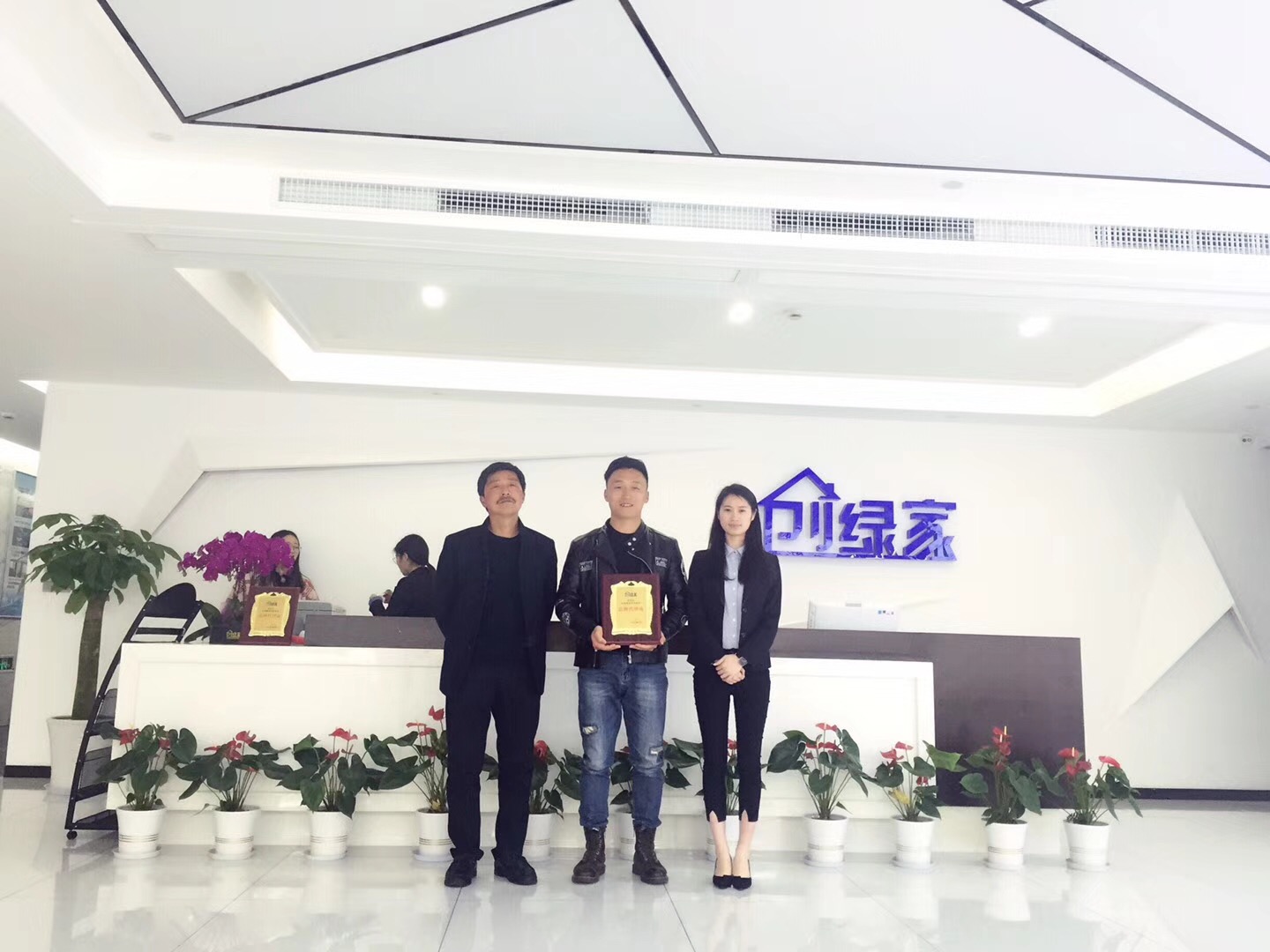 熱烈祝賀張總父子簽約創(chuàng)綠家江蘇省市級代理！
