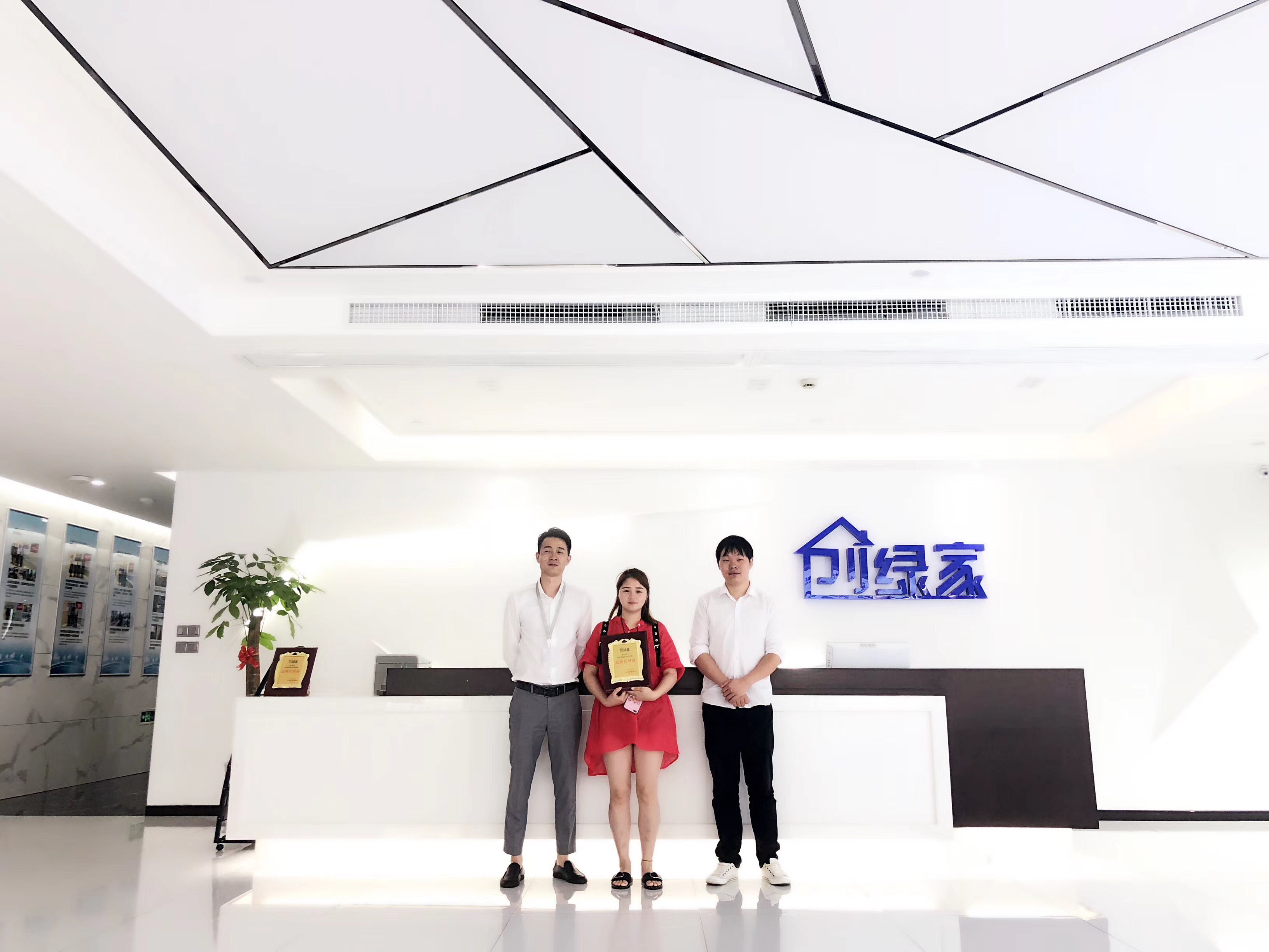 熱烈祝賀吳總團隊簽約創(chuàng)綠家成都市區(qū)級代理！