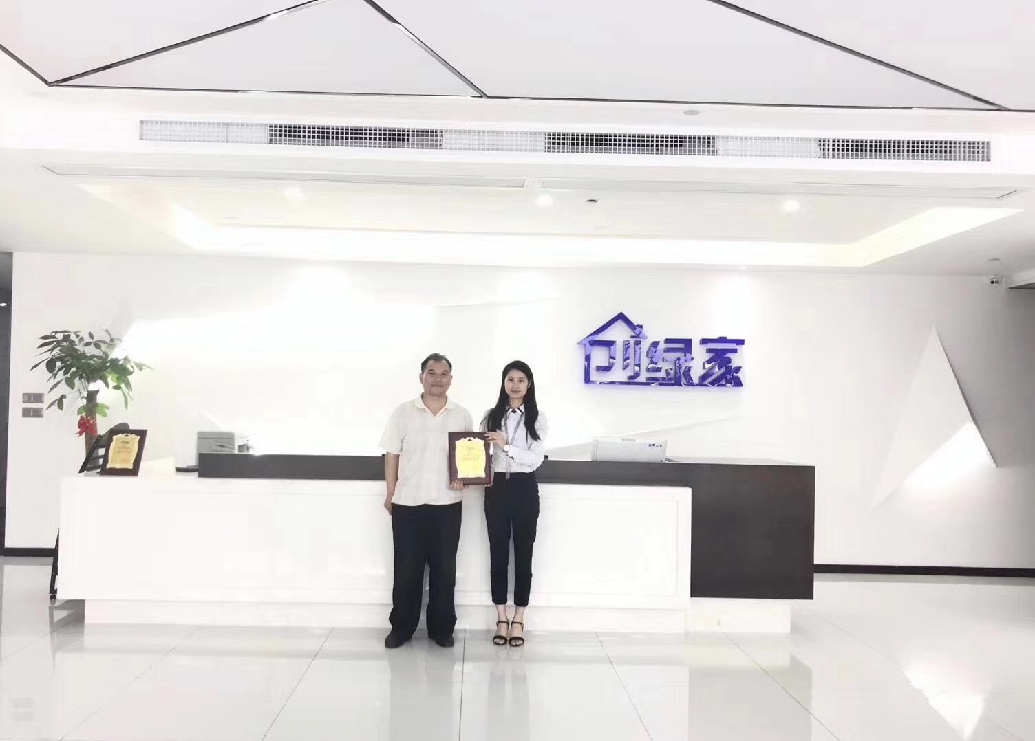 熱烈祝賀張總簽約創(chuàng)綠家鄭州市縣級(jí)代理！