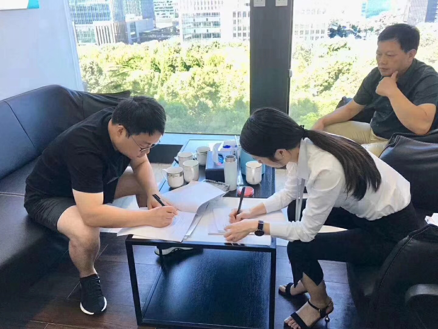 熱烈祝賀王總一家簽約創(chuàng)綠家江蘇省縣級市代理！
