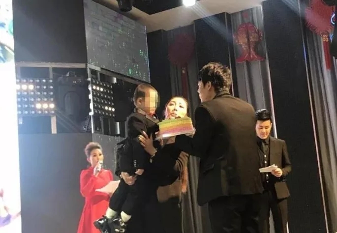 4歲男孩和媽媽辦“婚禮”，真相令人淚崩！