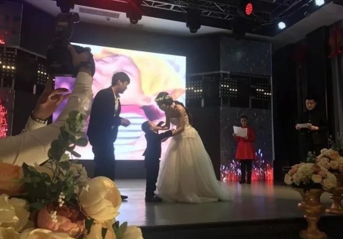 4歲男孩和媽媽辦“婚禮”，真相令人淚崩！