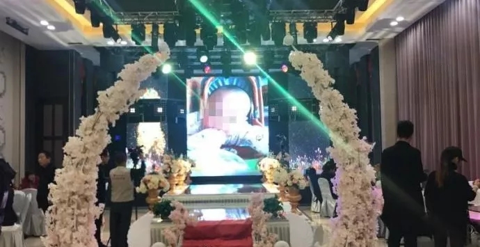 4歲男孩和媽媽辦“婚禮”，真相令人淚崩！