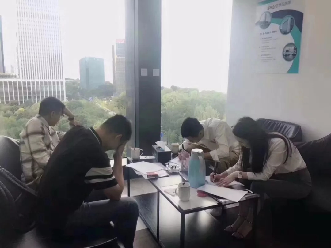 熱烈祝賀馮總、李總、龔總簽約創(chuàng)綠家清遠市區(qū)級代理！