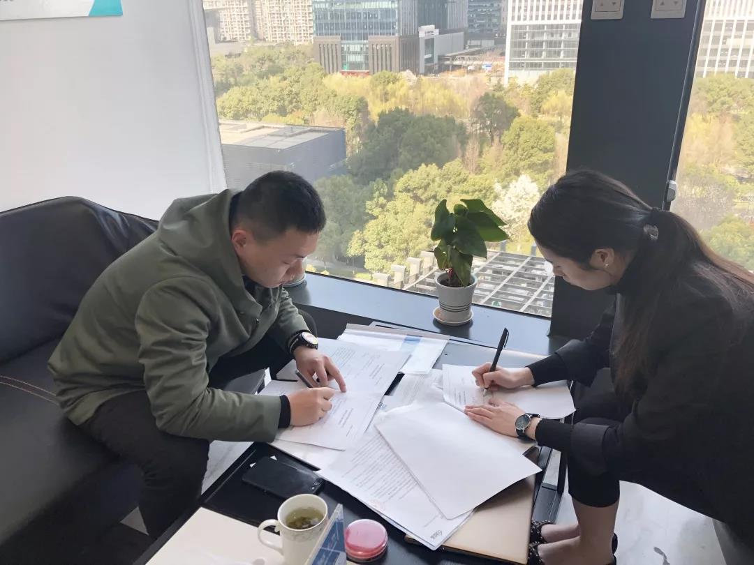 彭總之前是在國企上班，現(xiàn)在選擇自己創(chuàng)業(yè)，自己做過多方面的了解，千里迢迢來考察，注重公司實力、扶持力度和產(chǎn)品效果，對這個行業(yè)也是非常有信心，在我們除醛技術(shù)交流峰會現(xiàn)場果斷簽約！