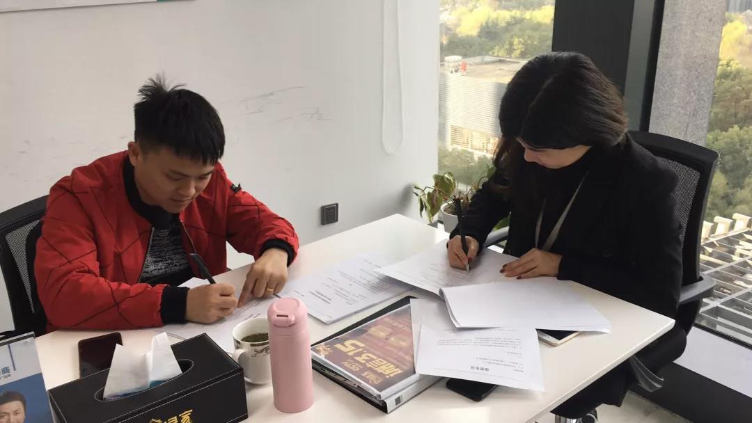 熱烈祝賀鄧總、郭總簽約創(chuàng)綠家江西省某市縣級(jí)代理！
