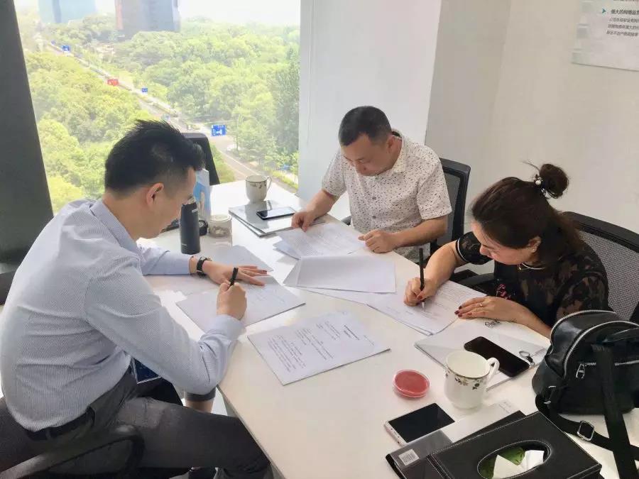 熱烈祝賀李總夫婦簽約創(chuàng)綠家湖南省常德市區(qū)級代理！