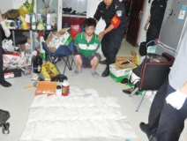 廚房水管破裂傳出刺鼻性氣味，原以為是鄰居家裝修后除甲醛沒到位，沒想到是“絕命毒師”