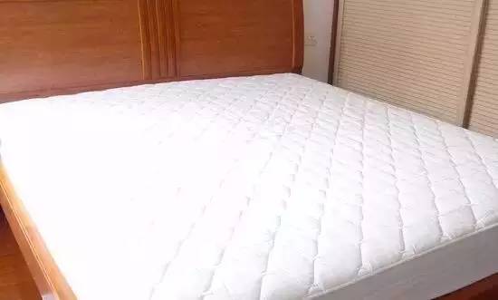 南京美女睡了10年的床墊，掀開后把全家人都嚇傻了……