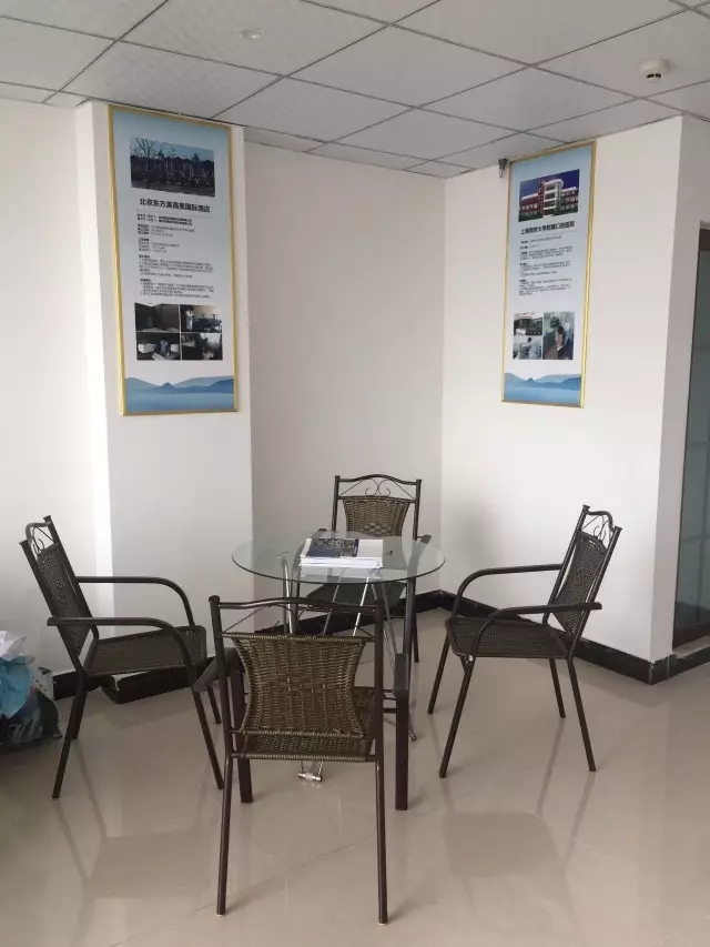 歷經(jīng)近兩個月的店面籌備工作，創(chuàng)綠家空氣治理惠州服務(wù)中心正式落成，室內(nèi)裝修污染危害社會，室內(nèi)空氣治理迫在眉睫。創(chuàng)綠家惠州服務(wù)中心將竭誠為您服務(wù)！ 溫總、朱總與公司合照 創(chuàng)綠家空氣治理惠州服務(wù)中心門面 店內(nèi)展示： 祝溫總、朱總開業(yè)生意興隆、財源廣進！